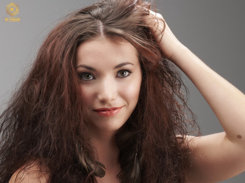 High humidity can make the hair become frizzy and more prone to tangle