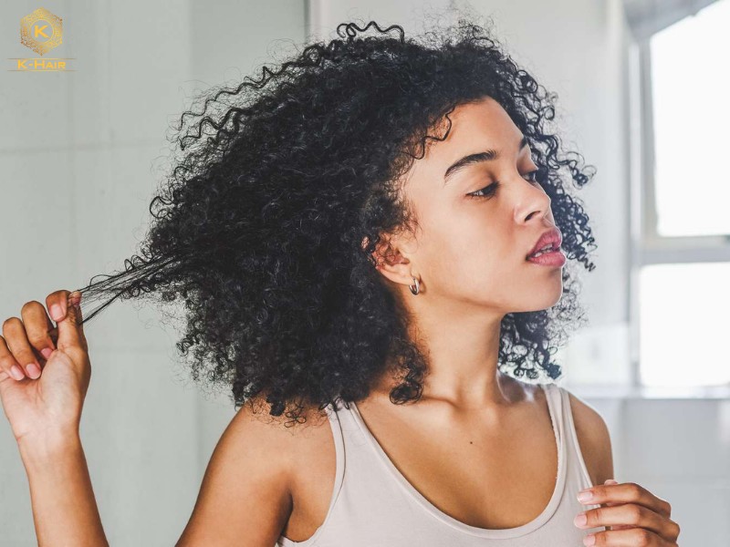 4A hair doesn’t hold onto hydration for very long due to the raised cuticles along the curls