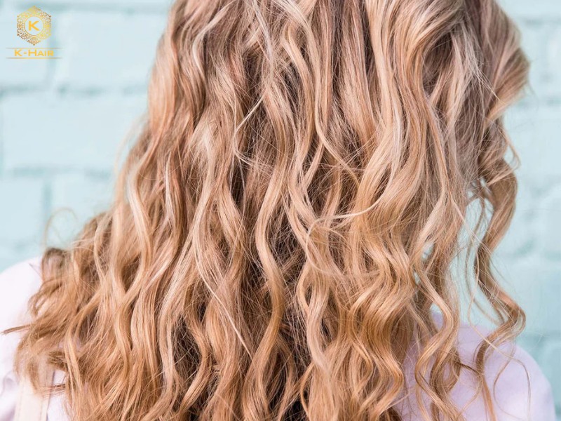 Wavy Hair vs Curly Hair Extensions: Style & Salon Guide 2 Wavy hair is defined by their soft, beachy waves that follow a looser S-shape line