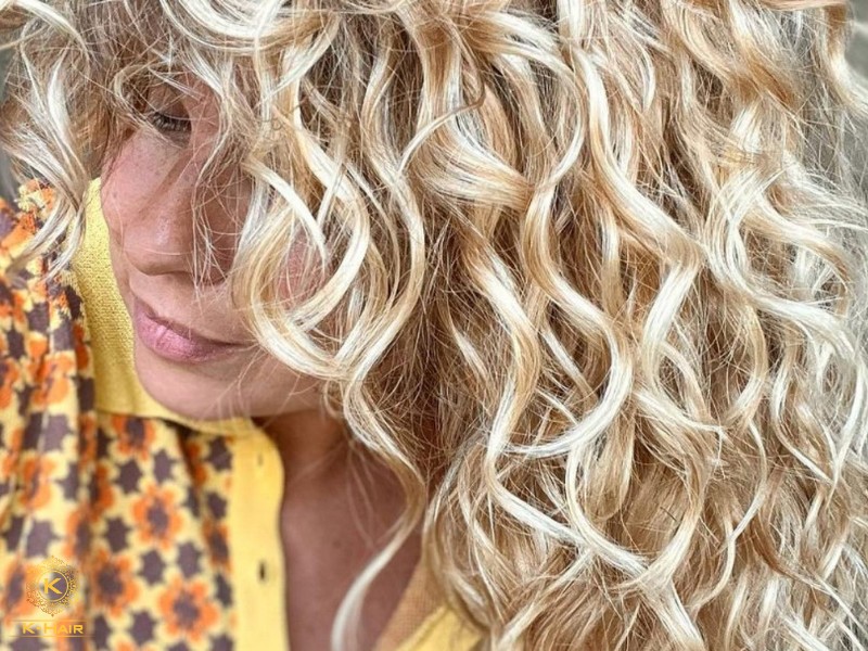 2C hair often has mixed patterns of both waves and loose curls